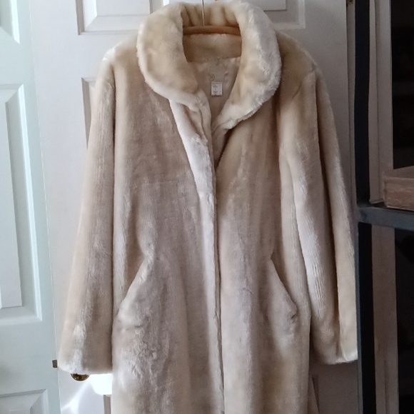 Vintage Faux Fur mid length ivory color coat - Picture 2 of 10